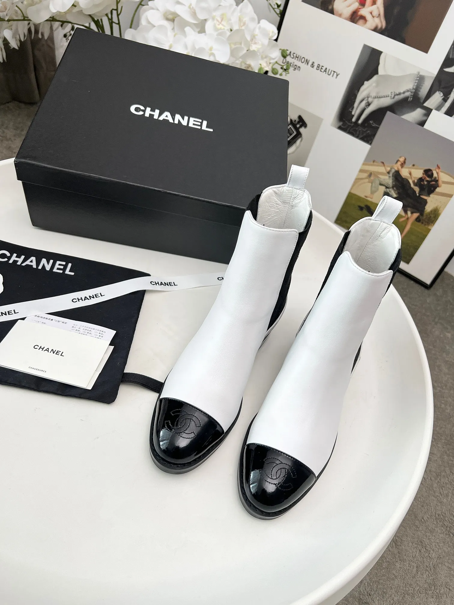 👟👟Ex-factory price 580👟👟 2025CHANEL These Chanel boots are amazing✨ Classic color matching, with a sense of high-end, the details of the toe are exquisite, and the fashion is instantly full when you put them on~ The different colors are easy to spot, and you can wear them with skirts and trousers to create a unique grandma style. Whose fashion DNA has touched it, I won’t tell you👀 Own it and you will want to carry the wind with you when you walk. These are fashionable and essential boots 👢 Fabric: cowhide Lining: sheepskin Color: black white apricot Heel height: about 4cm Tube height: 6 inches Size: 5-40 (41 customized)